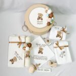Trusou de botez personalizat cu Ursulet maro-bleu brodat - imagine 2